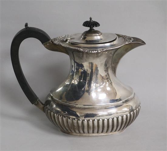 An Edwardian silver hot water jug, Birmingham, 1904, gross 18 oz.